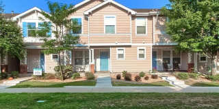 Beautiful 3 bedroom Townhome in Green Valley Ranch Gallery 1