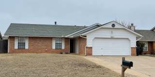 3 bed 2 bath, 2 car, NEW LVP! Moore Schools, fenced yard! Gallery 1