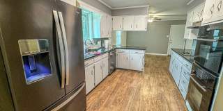 4 Bedroom, 2 Bathroom Home in Woodway, TX! Gallery 7