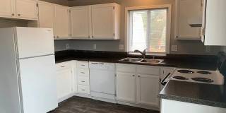 Spacious 3-Bed Townhome with Private Yard & Garage Gallery 9