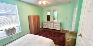 906 E Broadway Gallery 13