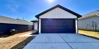 Inviting 3 Bed / 2 Bath Home – Fenced Yard, Washer/Dryer Included Gallery 1