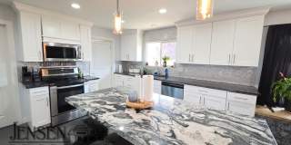 7 Bedroom Home in Bloomington Gallery 1