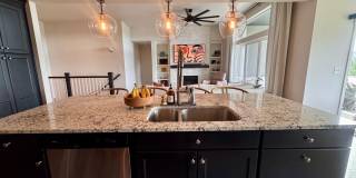 LUXURY 4 Bedroom home in NORTHGATE with Mountain Views Gallery 20