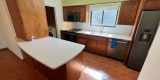 East- 3 bedroom/ 2 bathroom home with sparkling pool! Gallery 4