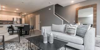 Fully Furnished Townhome Blocks Away From Downtown Gallery 7