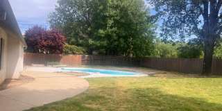4 Bedroom Home With Pool! Gallery 23