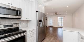 2 Bedroom Townhome with Private Patio Gallery 3