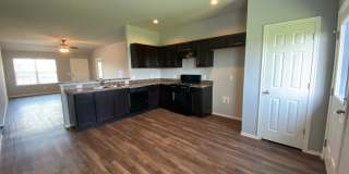 Charming 4 bed 2 bath in Hunters Spring *  Mustang schools Gallery 10