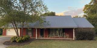 Maryville 37804 - Maryville City School District, 3 bedroom, 2 bath with a 2-car garage - Contact Karen Robertson (865) 454-7626 Gallery 1