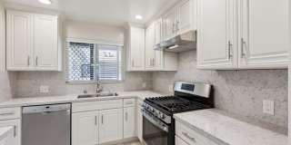 2 Bedroom in Downtown with Central A/C and full size in unit washer/dryer Gallery 1
