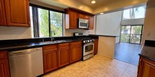 Large and Modern tri-level townhouse in Westwood minutes from Beverly Hills and UCLA Gallery 8