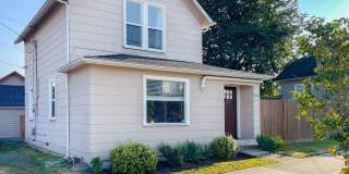 Cute Downtown 2 Bedroom House with Garage & Fenced Yard - Dogs Welcome Gallery 1