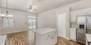 3 Bedroom With Newly Remodeled Kitchen And Bathrooms! Gallery 6