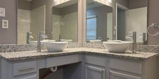 2 Bedroom Home Near University! Gallery 10