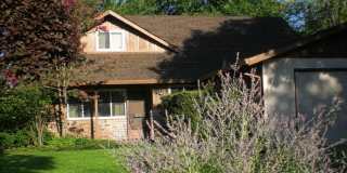 Charming Home with Cozy Spaces: 3Bedrooms and 2 Bathroom Gallery 1