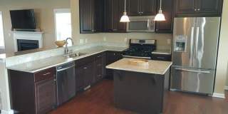 Robinson - LARGE 3 Bedroom End Unit House - Minutes from 376 W Robinson Gallery 1