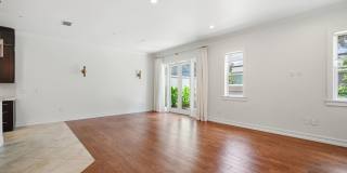 Luxury Townhome with 2 Car-Garage (Partial Utilities Included) Gallery 8