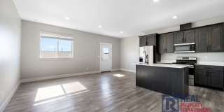 3 Bedroom 2.5 Bathroom Town Home - 1 Car Garage - dog negotiable Gallery 4