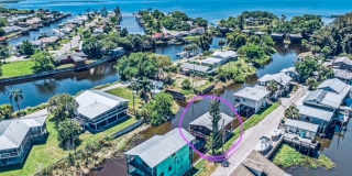 Charming 2BR WATERFRONT Cabin in Cocoa Gallery 1