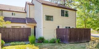 Beautiful 3-Bedroom Townhome in Cross Creek Village Gallery 1