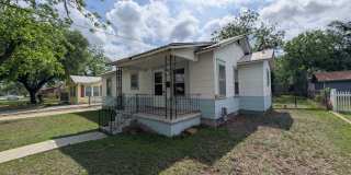 Walk to Downtown New Braunfels / Close to Landa Park / Large Backyard / NBISD Gallery 1