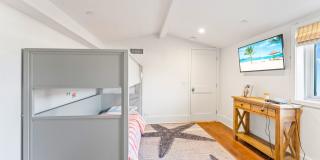 Gorgeous 3 bed 3.5 bathroom home available month to month in the highly desired city of Corona Del Mar. Gallery 31