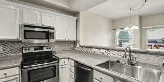 Bright Littleton Townhome with Vaulted Ceilings & Fireplace Gallery 1