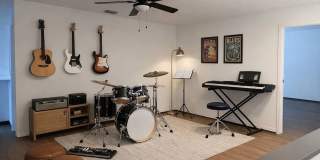 Room in 3 Bedroom Home at Jenkins Dr Gallery 16