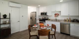 Spacious 2 Bed Townhouses! * BEST KOREATOWN LOCATION * washer & dryer * bidet Gallery 4