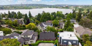 Historic Laurelhurst Home ~ Quiet Neighborhood~ Stunning Water View! 4 Mins to U Village/UW Historic Laurelhurst Home ~ Quiet Neighborhood~ Stunning Water View! 4 Mins to U Village/UW Gallery 4