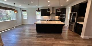 Stunning 4 Bedroom, 3 Bath Mountain House Home Gallery 8