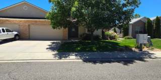 Beautiful single level townhouse located in quiet northwest area. Gallery 1