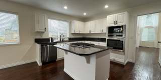 Grand 5 Bedroom Home Featuring 19ft Ceilings, Family Room & Main-Level Suite Gallery 11