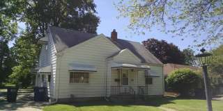 3 Bedroom, 1 Bath Home with Hardwood Floors! Gallery 1