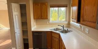 Large 6-Bedroom Home with a Fenced Yard, Pet Friendly! Gallery 6
