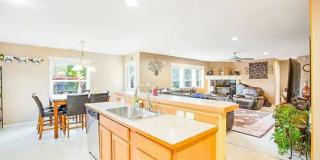 Spacious Amazing 6 bed in Fairwood! Gallery 9