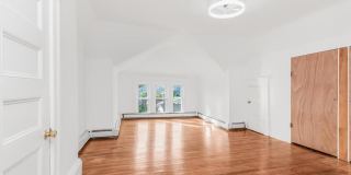 552 N Broadway Gallery 10