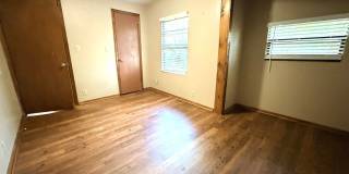 Upstairs 2BR/1BA Riverside Duplex Apartment Gallery 9
