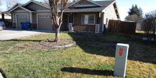*APPLICATIONS PENDING* Duplex Near Golf Course on Cul-de-sac in Prineville - Renter's Insurance Required Gallery 1