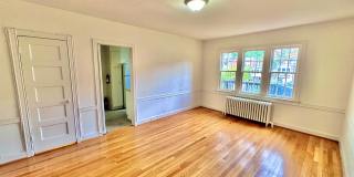 Spacious 6 bedroom 3.5 bath Tudor Townhouse w/Deck close to Georgetown University & Hospital Gallery 13