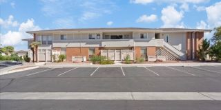 RENOVATED 3BD/2BA LV COUNTRY CLUB GUARD GATED Gallery 1