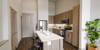 Met on 7th Gallery 44