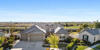 Comfortable & Welcoming 2BD/2BA Home in a Prestigious 55+ HOA Community! Gallery 1