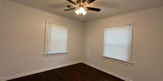 Adorable 2 bedroom 1 bathroom home with a garage! Gallery 12