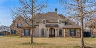 Beautiful 4 bedroom/4 Bathroom Home with a Peaceful Backyard Gallery 1