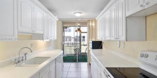 1700 NE 191st St Gallery 10