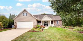 4 BED 3.5 BATH LAKEFRONT HOME Gallery 1