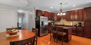 Beautiful 3 Bedroom Bridgeport Townhome! Gallery 8