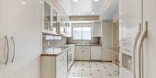 Spacious & Bright 3BR Condo with Bonus Room, Secured Parking & Hollywood History! Gallery 10